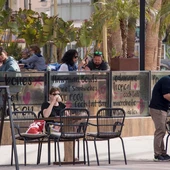Turistas en una terraza en Palma Turistas en una terraza en Palma