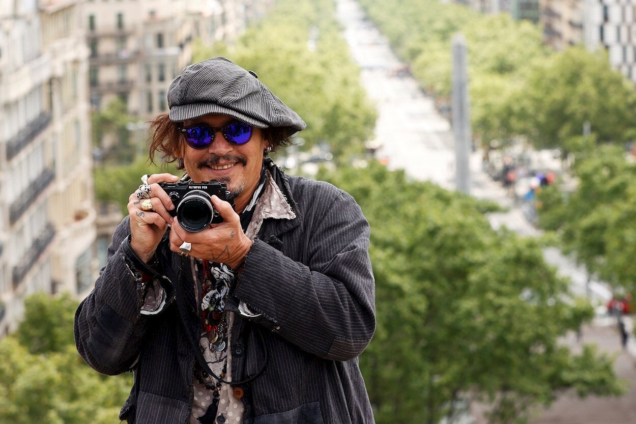 Johnny Depp se hace un lío en el Barcelona Film Fest: "Es un placer estar en la ciudad del Guernica" Johnny Depp se hace un lío en el Barcelona Film Fest: "Es un placer estar en la ciudad del Guernica"