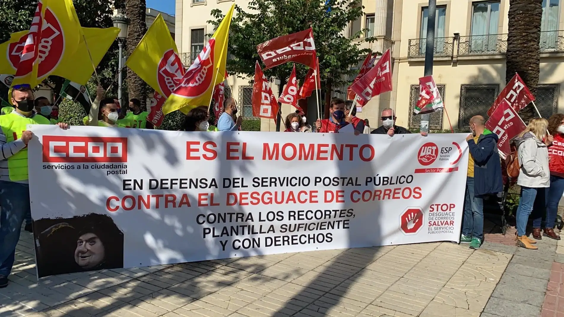 CCOO y UGT se concentran en Badajoz para criticar el estado y la situación por la que atraviesa Correos