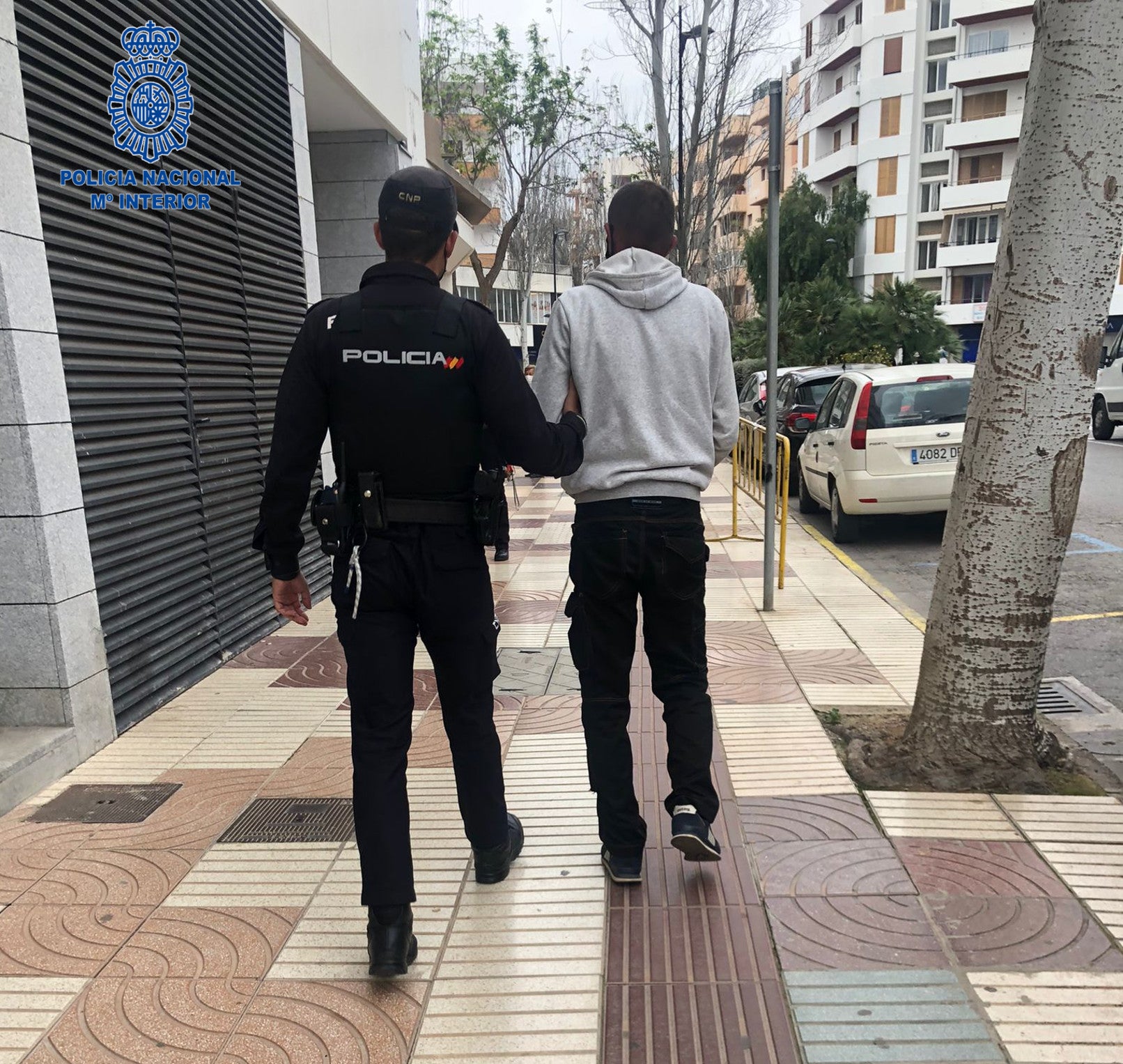 Detienen en Ibiza a un hombre que amenazó con una motosierra a otro tras recriminarle que se pusiera la mascarilla Detienen en Ibiza a un hombre que amenazó con una motosierra a otro tras recriminarle que se pusiera la mascarilla