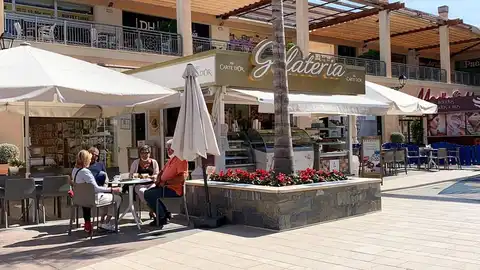 Uno de los grandes atractivos de La Zenia, son sus terracitas y hoy visitamos terrazas y una nueva tienda que abre hoy sus puertas RKS zenia