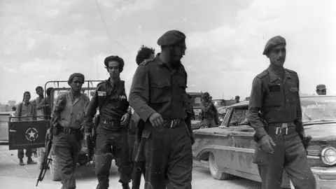 Fidel Castro tras la invasión de la Brigada 2506 en la Bahía de los Cochinos Fidel Castro tras la invasión de la Brigada 2506 en la Bahía de los Cochinos