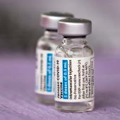 Dos viales de la vacuna Janssen contra el coronavirus