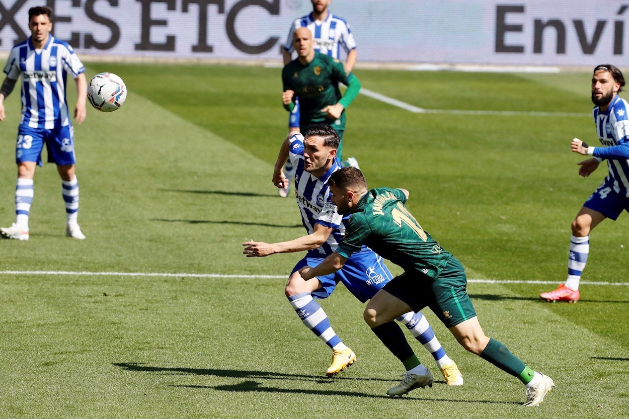 Goles del Alavés 1-0 Huesca: Un gol de Battaglia da una victoria clave al Alavés Goles del Alavés 1-0 Huesca: Un gol de Battaglia da una victoria clave al Alavés