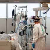 Una enfermera del Complejo Hospitalario de Navarra atiende a un paciente ingresado en la UCI Una enfermera del Complejo Hospitalario de Navarra atiende a un paciente ingresado en la UCI