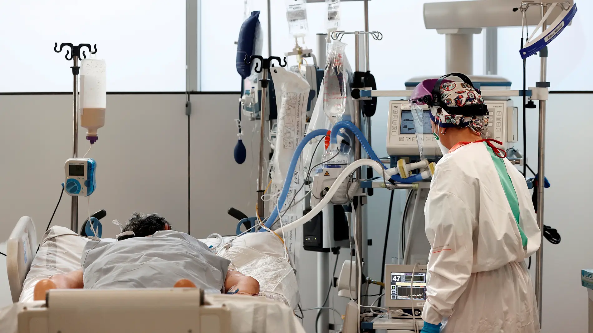 Una enfermera del Complejo Hospitalario de Navarra atiende a un paciente ingresado en la UCI