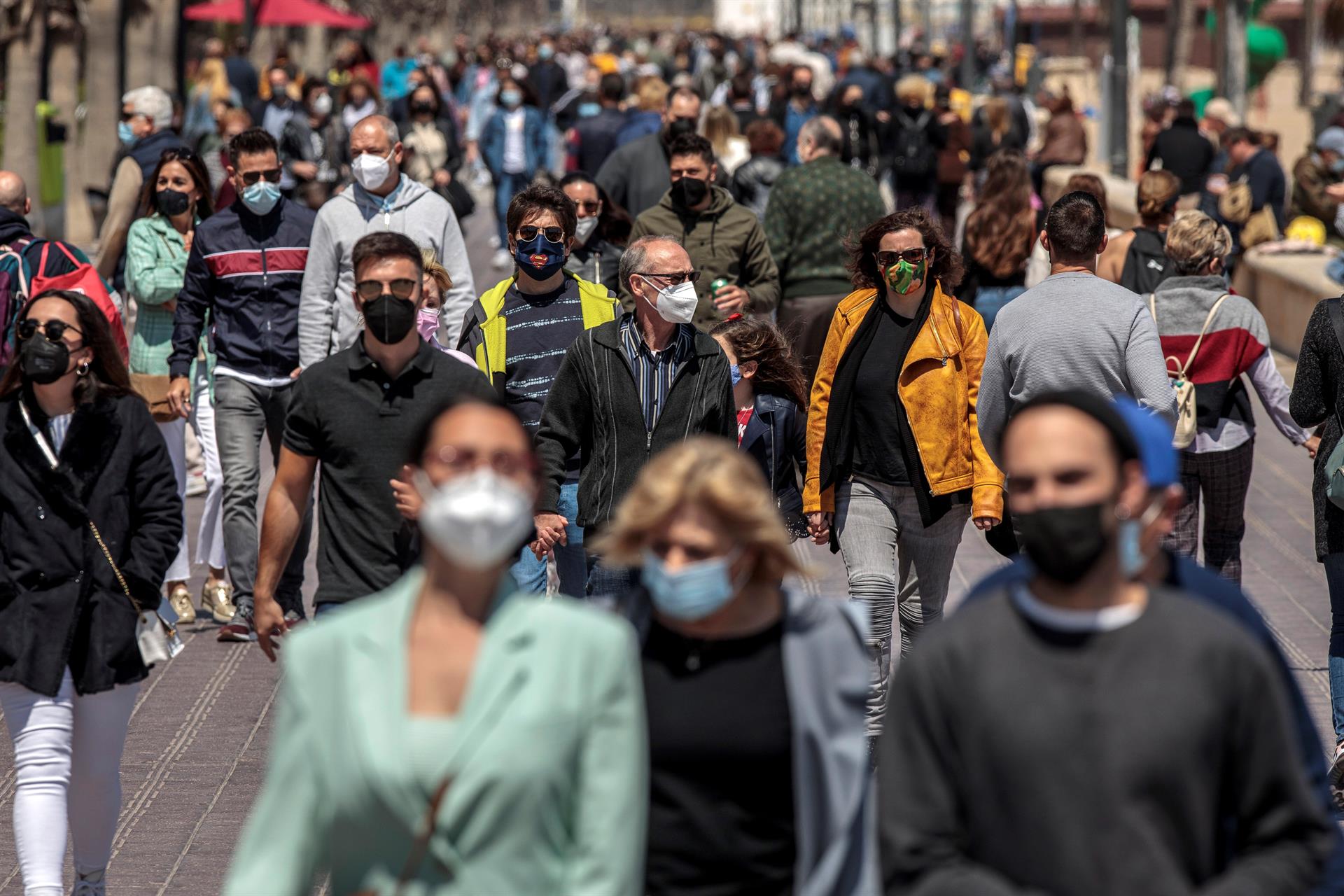 Los diarios advierten del posible regreso de las restricciones tras el aumento de los contagios Los diarios advierten del posible regreso de las restricciones tras el aumento de los contagios