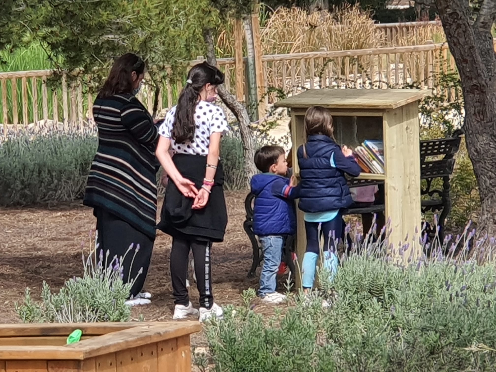 “Cualquier sitio es bueno para detenerse un momento y abrir un libro aunque sea sólo para leer unas líneas, de ahí la colocación de los armarios en zonas verdes y con bancos” “Cualquier sitio es bueno para detenerse un momento y abrir un libro aunque sea sólo para leer unas líneas, de ahí la colocación de los armarios en zonas verdes y con bancos”