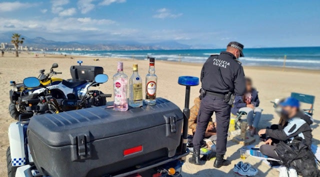 Más de trescientas cincuenta denuncias impuestas en Alicante durante el fin de semana Más de trescientas cincuenta denuncias impuestas en Alicante durante el fin de semana