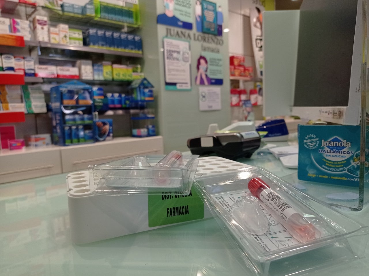 Las farmacias de A Coruña comienzan a repartir los kits para el cribado a adolescentes Las farmacias de A Coruña comienzan a repartir los kits para el cribado a adolescentes