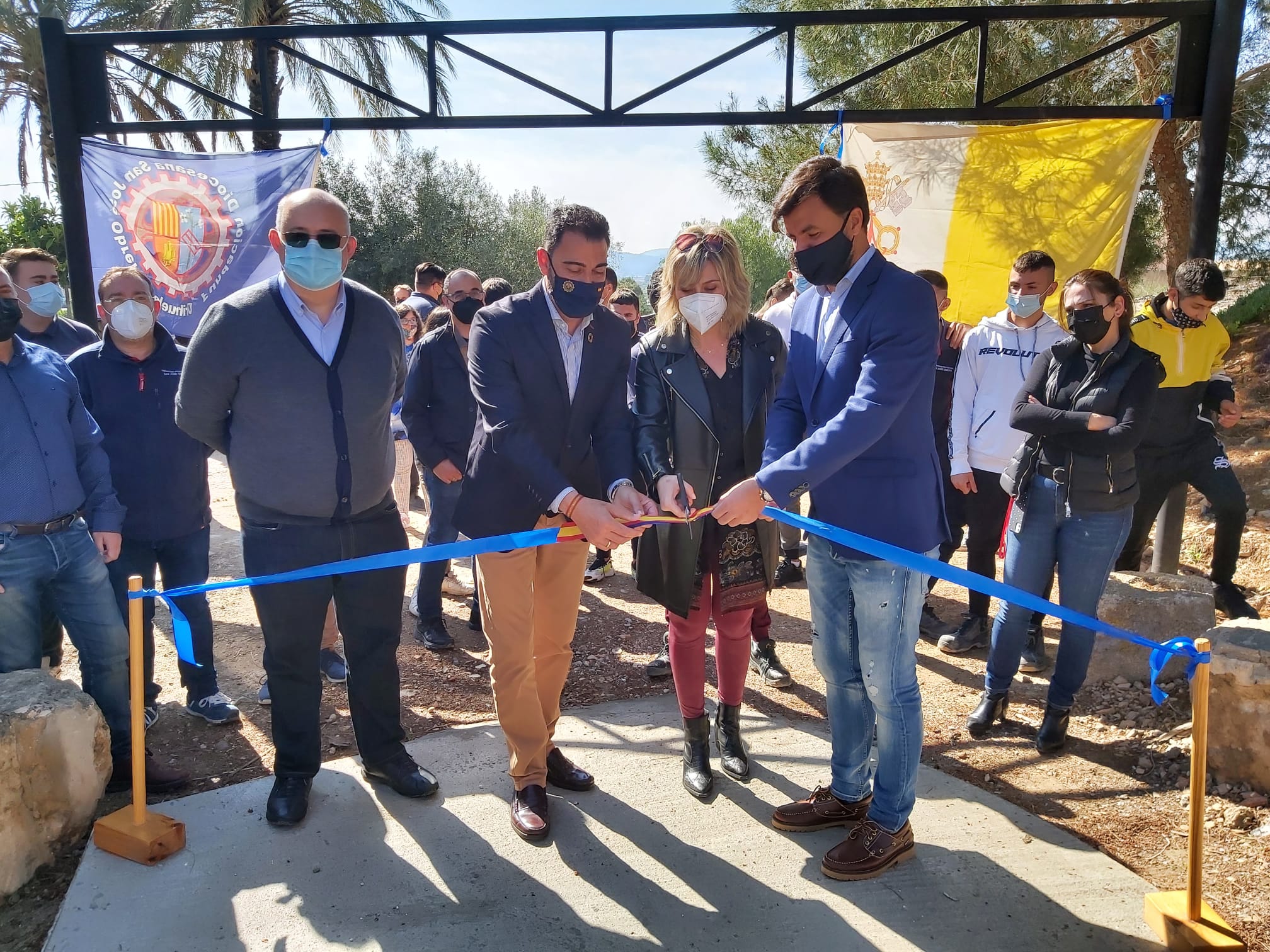 El equipo directivo y docente del centro acompañado de un grupo de alumnos han presentado a los concejales de Medio Ambiente y Educación, las nuevas instalaciones El equipo directivo y docente del centro acompañado de un grupo de alumnos han presentado a los concejales de Medio Ambiente y Educación, las nuevas instalaciones