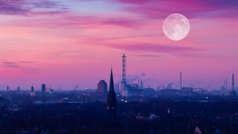Superluna rosa o luna de huevo