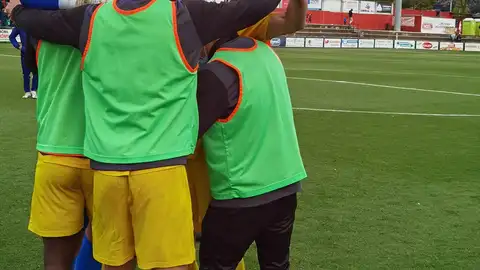 El Orihuela vence 1-3 en Olot y sigue soñando con la salvación en Segunda B orhuela futbol
