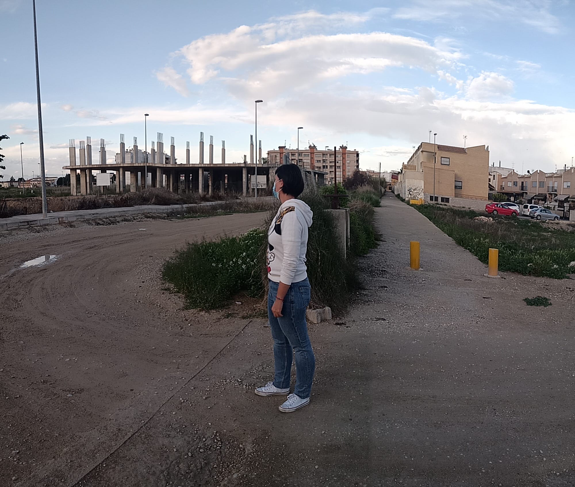 Incendios, venta y consumo de alcohol y drogas, pintadas o robos en sus parcelas son algunos de los actos a los que se tienen que enfrentar día tras día ante la pasividad del Ayuntamiento Incendios, venta y consumo de alcohol y drogas, pintadas o robos en sus parcelas son algunos de los actos a los que se tienen que enfrentar día tras día ante la pasividad del Ayuntamiento