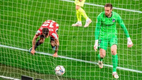El Atlético de Madrid pierde en San Mamés ante el Athletic y pone la Liga al rojo vivo El Atlético de Madrid pierde en San Mamés ante el Athletic y pone la Liga al rojo vivo