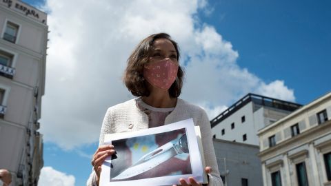 La ministra de Industria y Comercio, Reyes Maroto, muestra una fotograf&iacute;a de la navaja ensangrentada que ha recibido dentro de un sobre esta ma&ntilde;ana