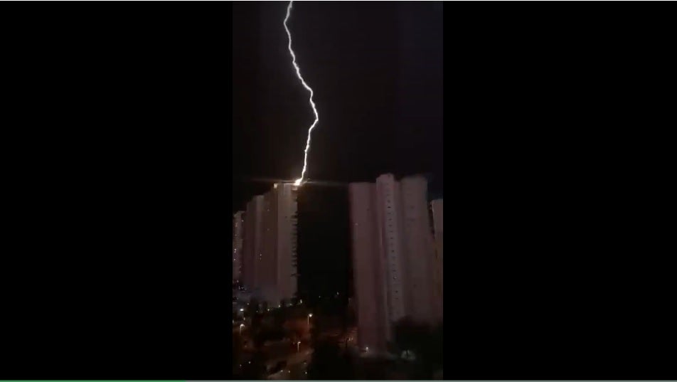 Un rayo provoca un incendio en la azotea de un edificio de 30 plantas en Benidorm Un rayo provoca un incendio en la azotea de un edificio de 30 plantas en Benidorm