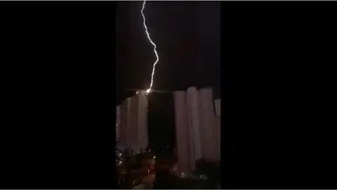 Un rayo provoca un incendio en la azotea de un edificio de 30 plantas en Benidorm. MARINA BAIXA