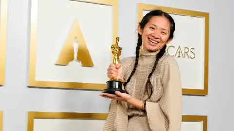 La directora Chloé Zhao sostiene el Oscar a la Mejor Dirección para 'Nomadland' La directora Chloé Zhao sostiene el Oscar a la Mejor Dirección para 'Nomadland'