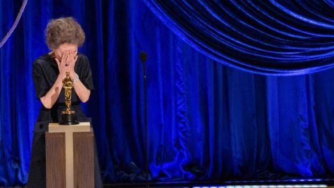 La actriz surcoreana Yuh-jung Youn, emocionada al recoger su Oscar por la pel&iacute;cula 'Minari'