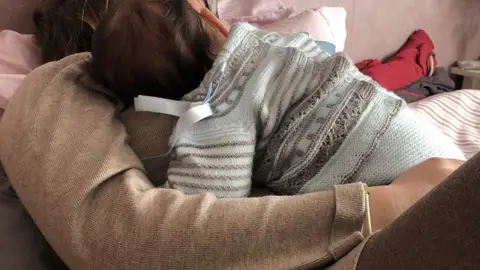 Bebé durmiendo con su madre Bebé durmiendo con su madre
