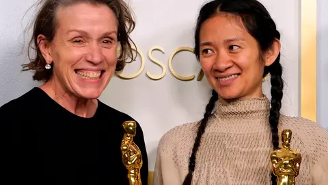 La actriz y productora Frances McDormand (i) y la directora y productora Chloe Zhao, durante la edición 93 de los premios de la Academia de Hollywood. Premios Oscar