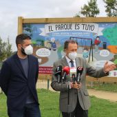 Román y Palmero, durante la intervención con los medios