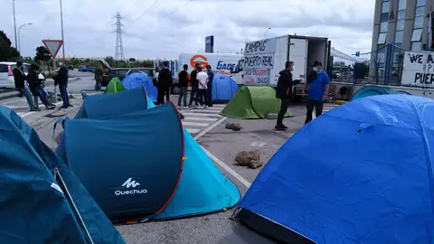 Acampada de trabajadores de Airbus en la puerta de la fábrica en Puerto Real Acampada de trabajadores de Airbus en la puerta de la fábrica en Puerto Real