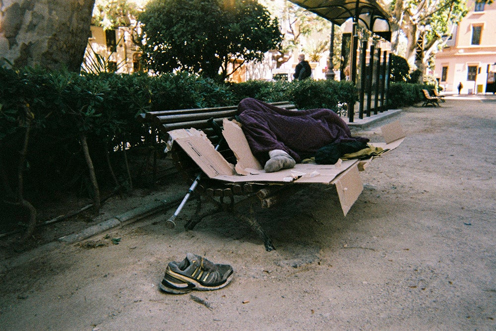 Atienden a más de 300 personas sin hogar en Zaragoza Atienden a más de 300 personas sin hogar en Zaragoza