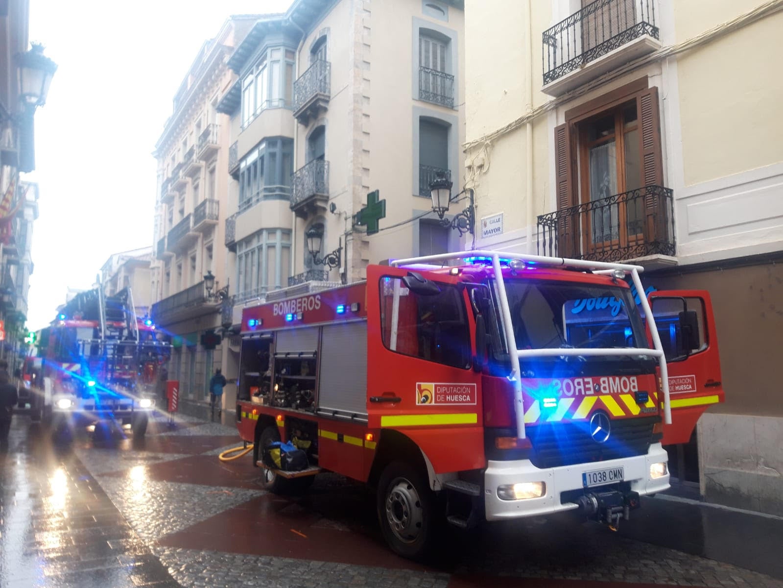 Una familia con tres menores salta a una terraza contigua para salvarse Una familia con tres menores salta a una terraza contigua para salvarse