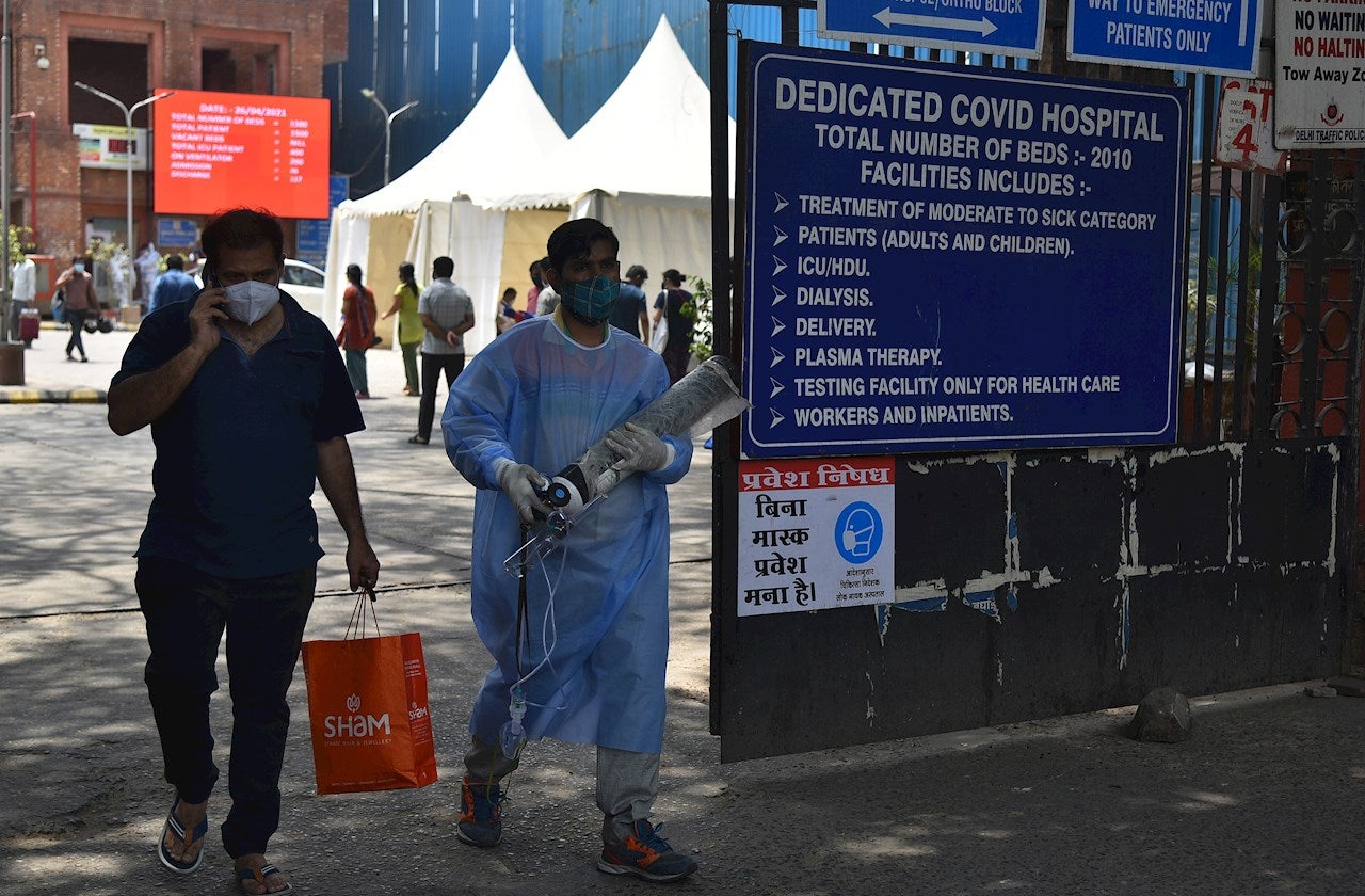 Sanidad hará una secuenciación de muestras de coronavirus para detectar la presencia de la variante Delta que preocupa por tener transmisión comunitaria en varias autonomías Sanidad hará una secuenciación de muestras de coronavirus para detectar la presencia de la variante Delta que preocupa por tener transmisión comunitaria en varias autonomías