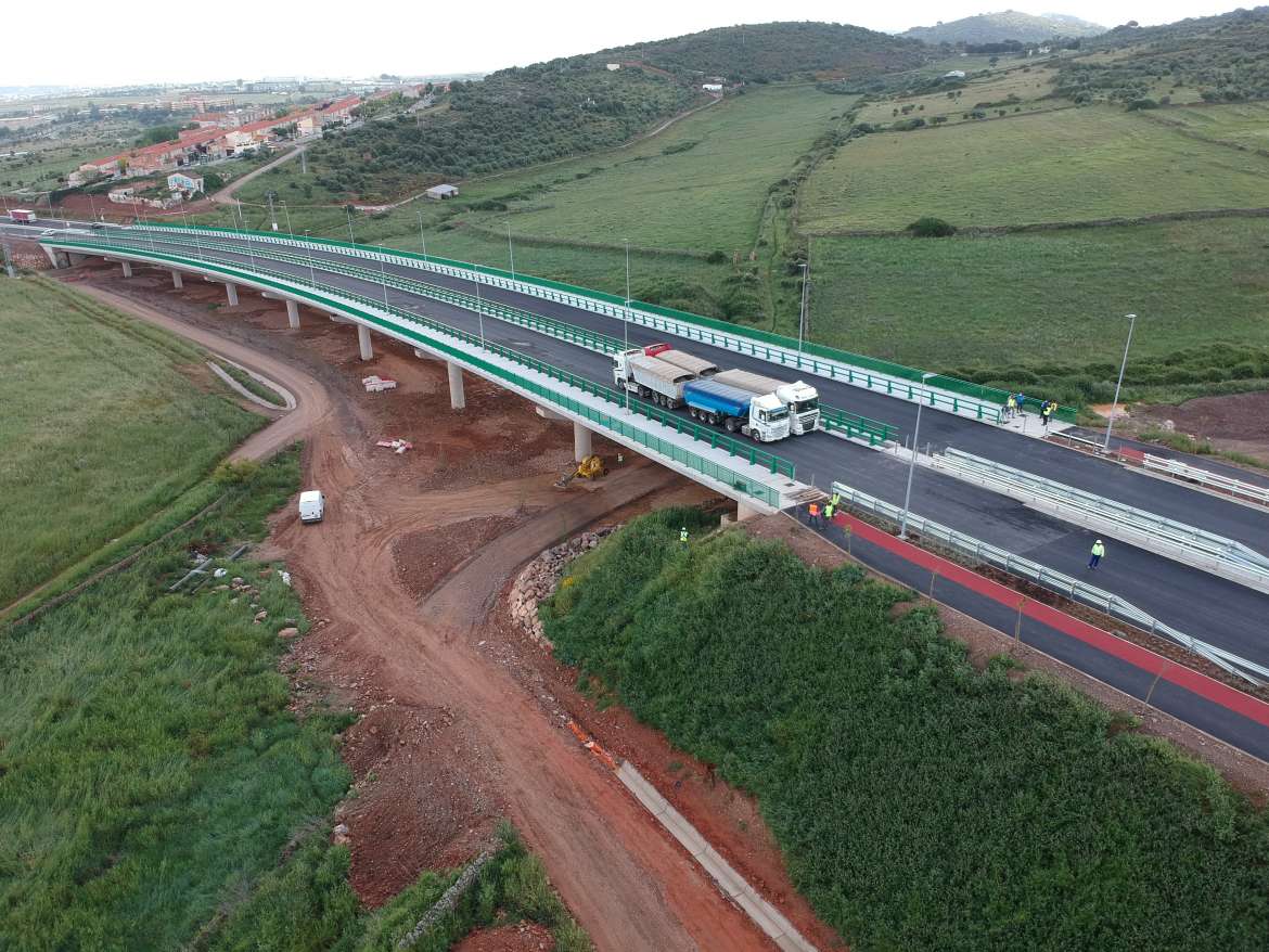 Comienza la prueba de carga en el viaducto de Valdeflores de la Ronda Sureste de Cáceres en la que se ultiman los trabajos para su puesta en servicio Comienza la prueba de carga en el viaducto de Valdeflores de la Ronda Sureste de Cáceres en la que se ultiman los trabajos para su puesta en servicio