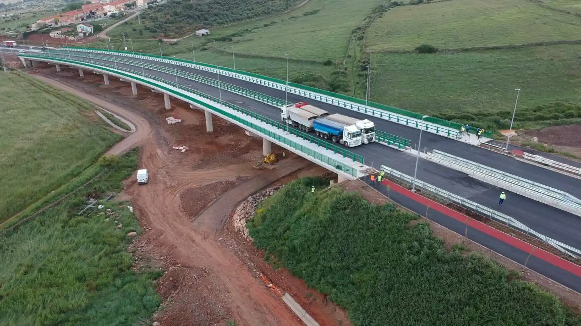 Comienza la prueba de carga en el viaducto de Valdeflores de la Ronda Sureste de Cáceres en la que se ultiman los trabajos para su puesta en servicio