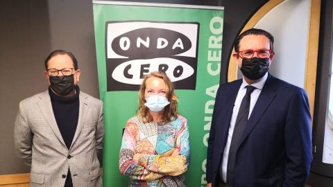 Toni Viader, responsable de proyectos de ASIMA, y Alejandro S&aacute;enz de San Pedro, director de ASIMA, junto a la periodista de Onda Cero Elka Dimitrova.