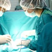 Médicos realizando un trasplante