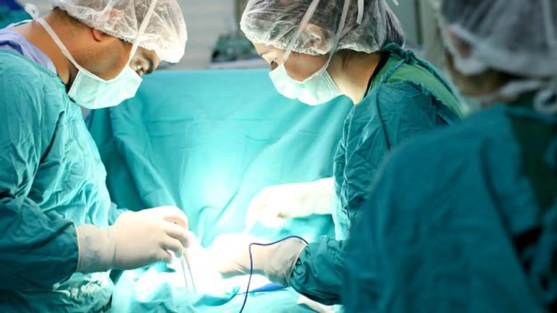 Médicos realizando un trasplante