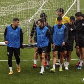 Un momento del lluvioso entrenamiento del Málaga esta mañana