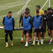 Un momento del lluvioso entrenamiento del Málaga esta mañana Un momento del lluvioso entrenamiento del Málaga esta mañana