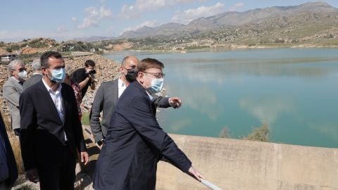Ximo Puig, presidente de la Generalitat Valenciana en el embalse de Crevillent.