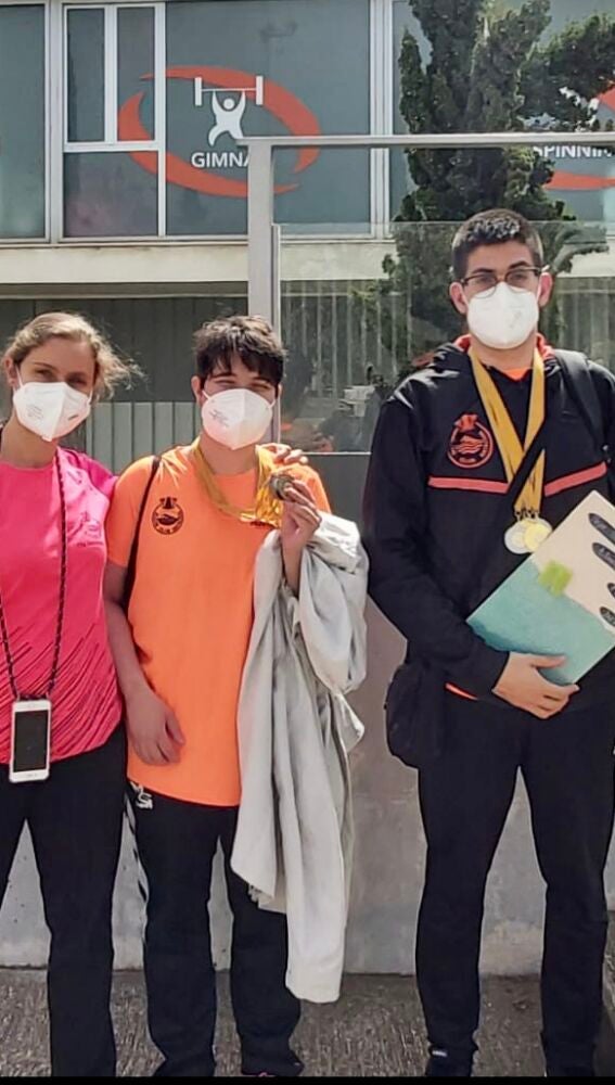 Tatiana Jiménez, entrenadora del Elche Club Natación; y los nadadores Ángela Rodríguez y Luis Paredes Marco.