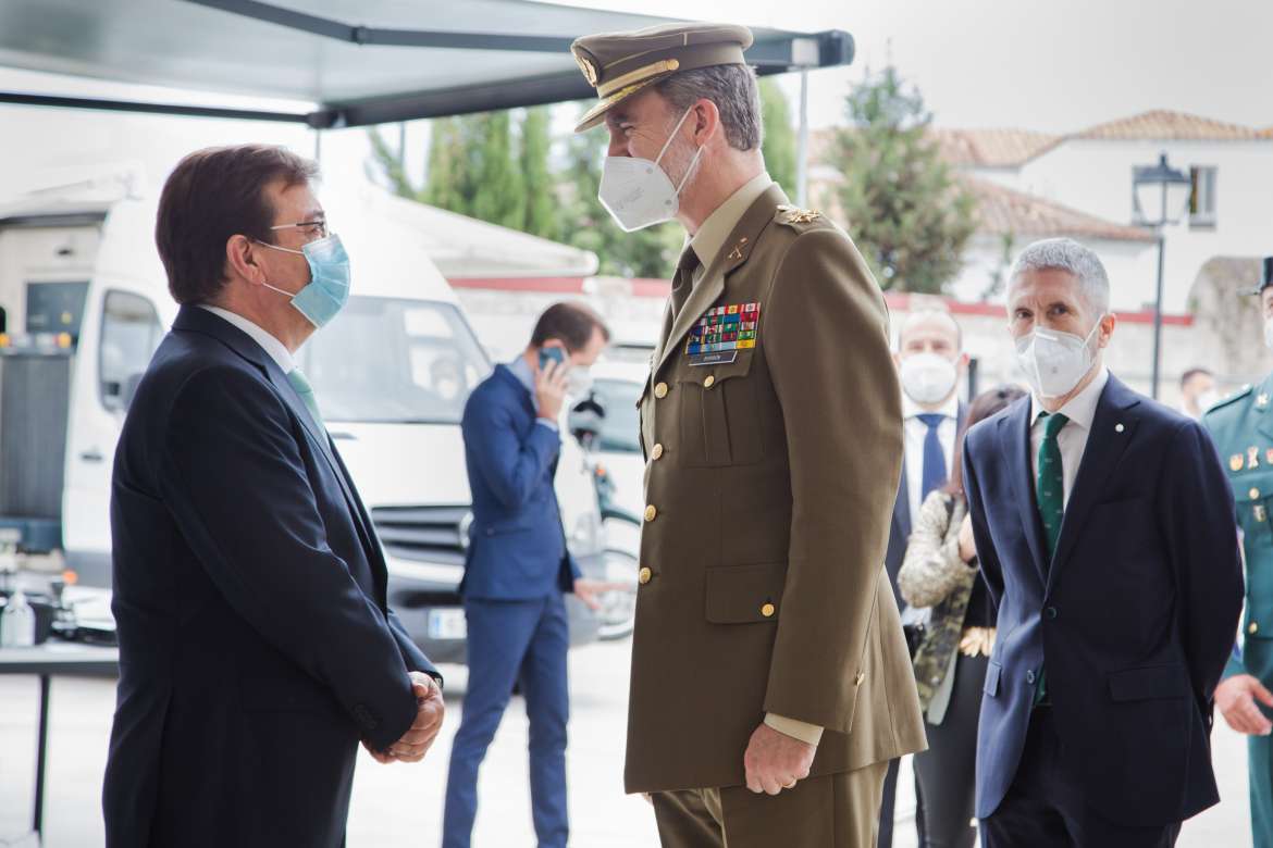 Su Majestad el Rey Felipe VI conoce las instalaciones del cuartel de la Guardia Civil y es recibido por autoridades y cientos de vecinos Su Majestad el Rey Felipe VI conoce las instalaciones del cuartel de la Guardia Civil y es recibido por autoridades y cientos de vecinos