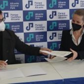 Andrés Antón y Olga Francés firman el acuerdo 