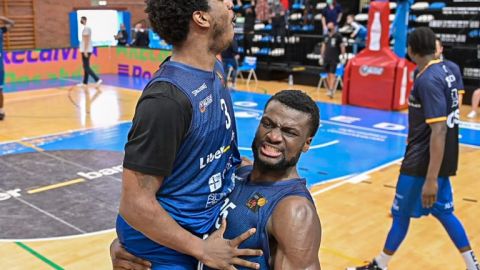 Los jugadores celebran el triunfo
