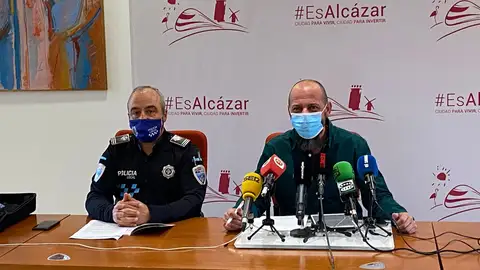 Concejal de Tráfico junto a policía Concejal de Tráfico junto a policía