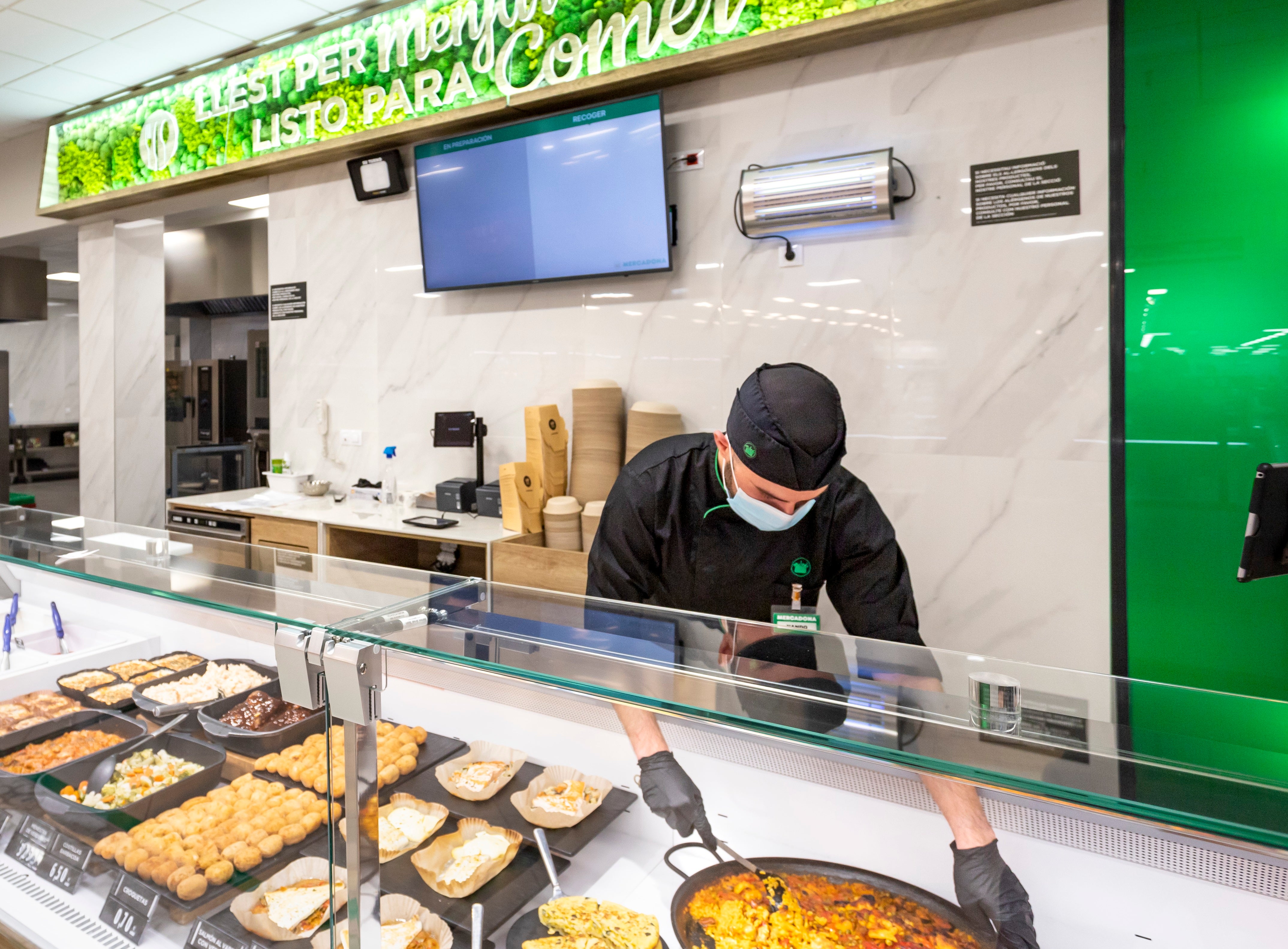 El supermercado reabre tras una reforma integral que ha supuesto una inversión de 3,6 millones de euros El supermercado reabre tras una reforma integral que ha supuesto una inversión de 3,6 millones de euros