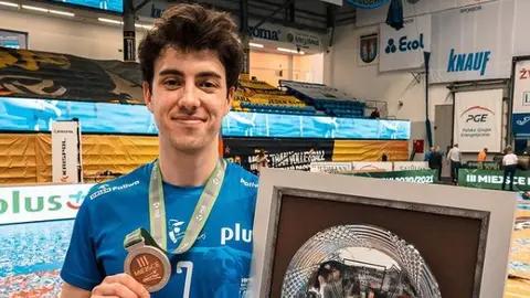 Ángel Trinidad con la medalla de bronce del campeonato polaco Un marbellí que sigue triunfando