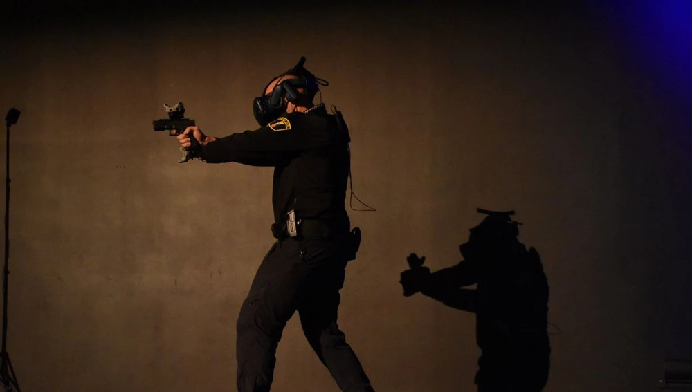 Agente de la Policía Local de Elche en una demostración del simulador.