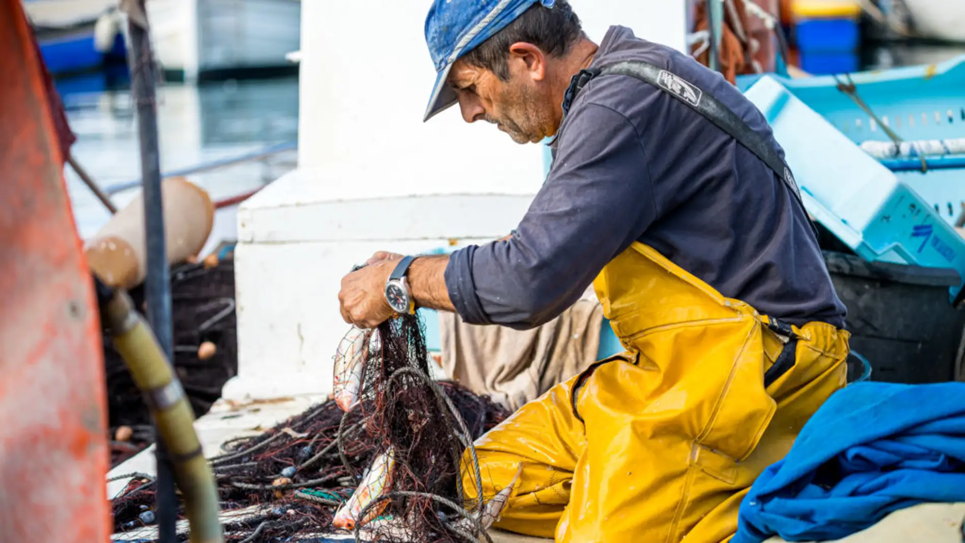 Un pescador se prepara para una jornada de pesca en Menorca.