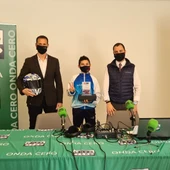 El piloto Jesús Ríos con su título de campeón en Jerez El piloto Jesús Ríos con su título de campeón en Jerez