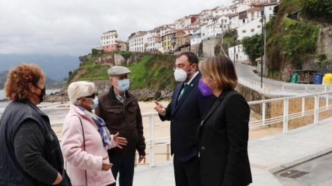 Adri&aacute;n Barb&oacute;n con la alcaldesa de Colunga, Sandra Cuesta